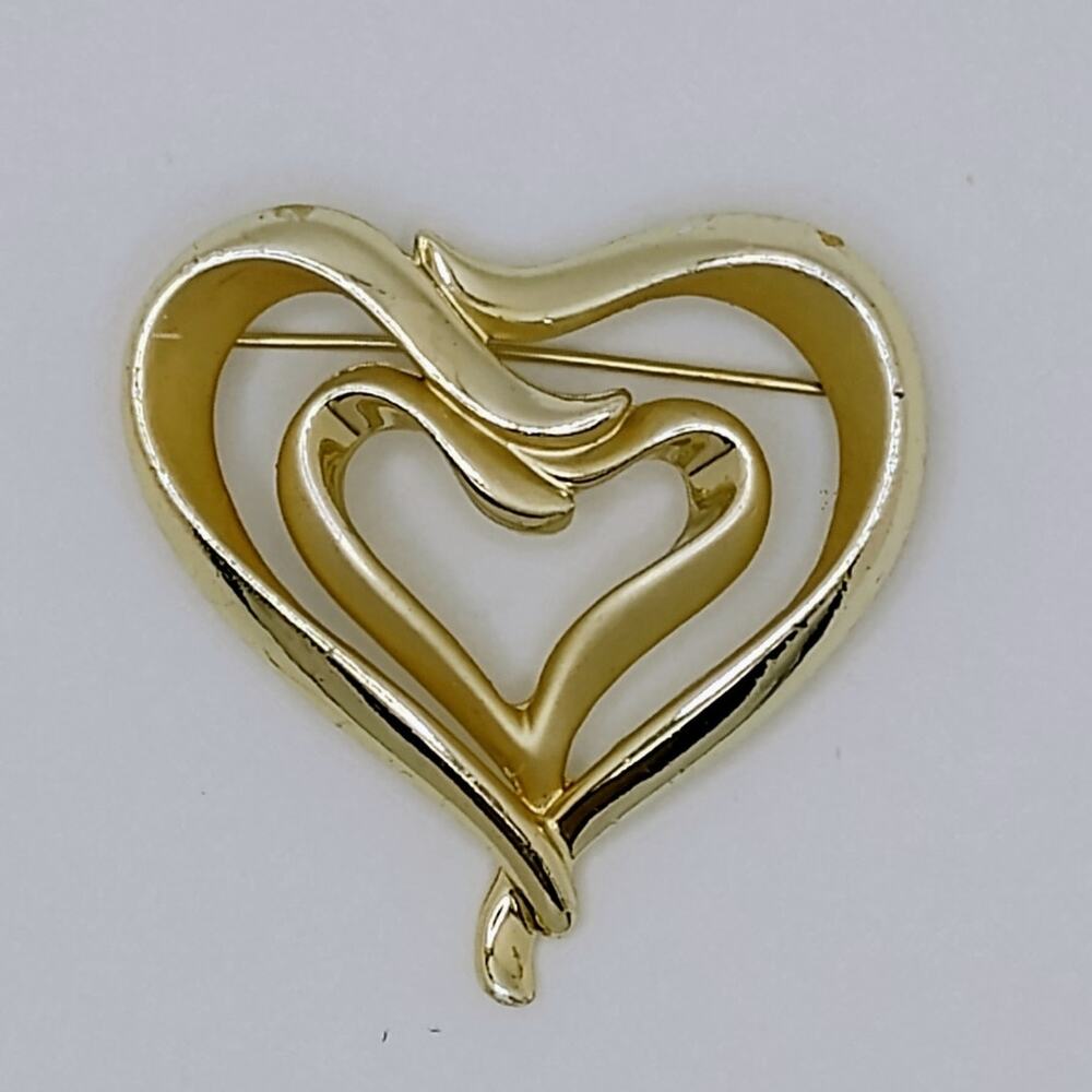 Gold Tone Vintage Heart brooch